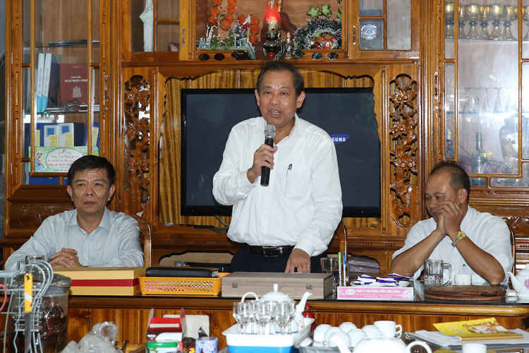 Phó Thủ tướng Trương Hòa Bình trò chuyện với bà con giáo dân giáo xứ Xuân Hòa. 