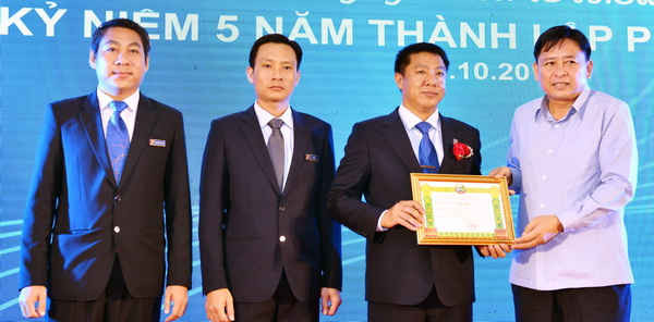 Thứ trưởng Bộ Công Thương Somchit Inthamit trao Bằng khen của Bộ Công Thương Nước CHDCND Lào tặng tập thể CBCNV-NLĐ PLL