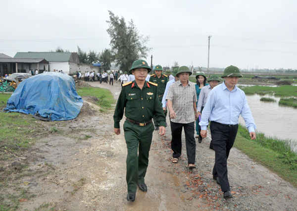 Bộ trưởng Bộ TN&MT Trần Hồng Hà đi thị sát khu vực nuôi trồng thủy sản trong chuyến công tác sáng 31/10