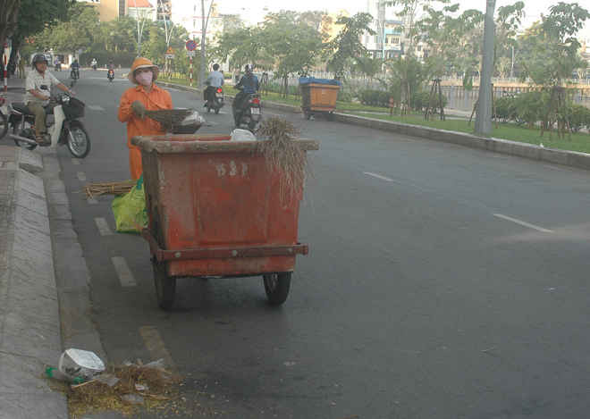 Công nhân vệ sinh môi trường TP.HCM thu gom rác trên đường Hoàng Sa, quận Phú Nhuận