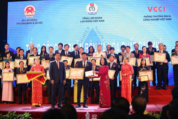 Ông Lê Cự Tân, Bí thư đảng ủy, Chủ tịch HĐQT (đứng giữa, hàng thứ nhất) thay mặt PVFCCo nhận giải thưởng và bằng khen của Thủ tướng tại Lễ trao giải ngày 29/10.