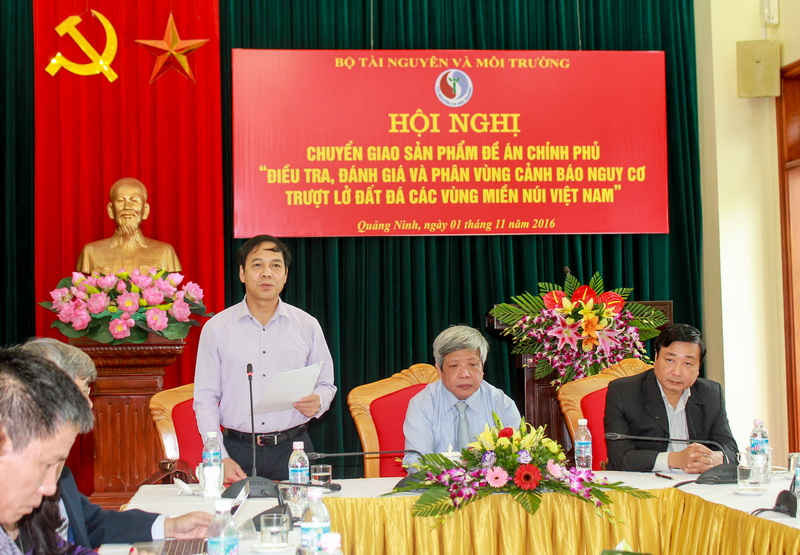 Thứ trưởng Bộ TNMT Nguyễn Linh Ngọc (ngồi giữa) chủ trì buổi bàn giao
