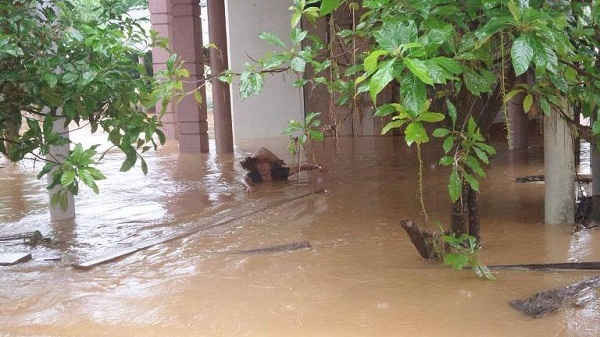 Nhiều nhà dân ngập sâu trong đợt mưa lũ mới