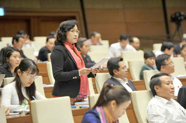 Đại biểu Nguyễn Thị Kim Bé phát biểu tại phiên thảo luận tại Hội trường sáng 01/11. Ảnh: Quốc Khánh