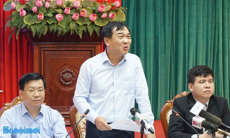 Ông Lê Văn Dục - Giám đốc Sở Xây dựng Hà Nội - trả lời câu hỏi của phóng viên tại hội nghị