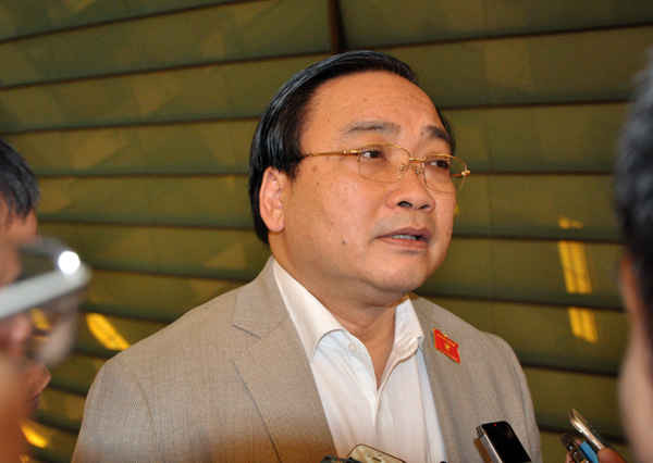 Bí thư Thành ủy Hà Nội Hoàng Trung Hải trả lời báo chí bên hành lang Quốc hội sáng 02/11. Ảnh: Việt Hùng 