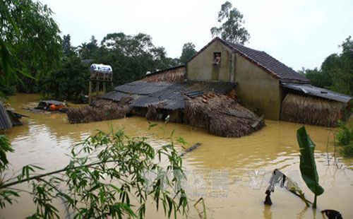 Nhà của người dân, thôn Thượng Sơn, xã Phương Mỹ (Hà Tĩnh) ngập sâu trong nước.