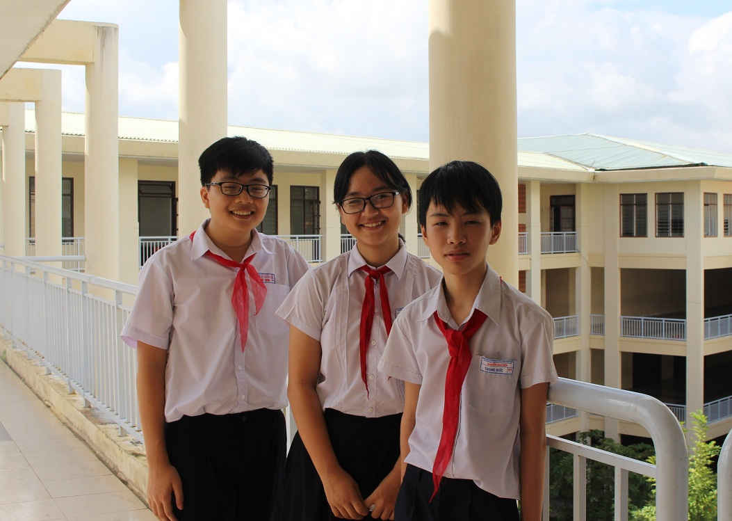 Nhóm 3 bạn học sinh sáng tạo ra phần mềm học sử Việt