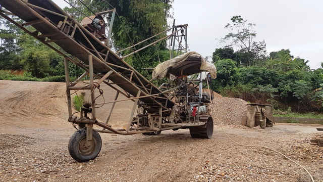 Phương tiện phục vụ cho việc khai thác cát, sỏi của các đối tượng tại xã Yên Bình