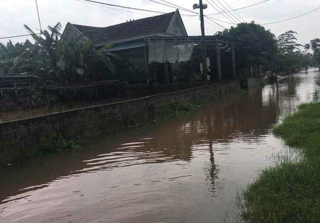 Nhiều ngôi nhà ở huyện Bố Trạch (tỉnh Quảng Bình) vẫn còn ngập nước