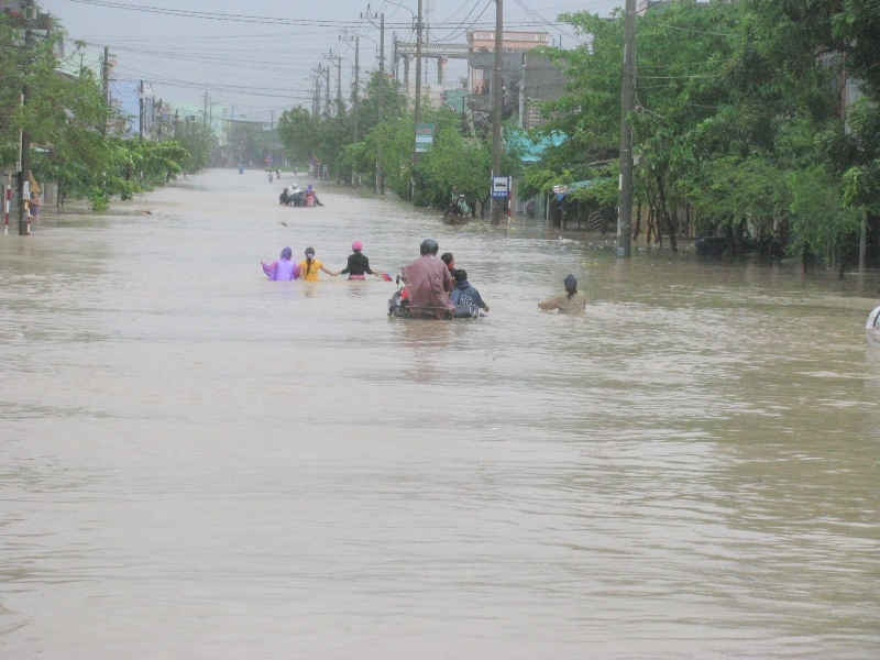 Nhiều tuyến đường giao thông ở tỉnh Quảng Nam bị ngập sâu, giao thong chia cắt