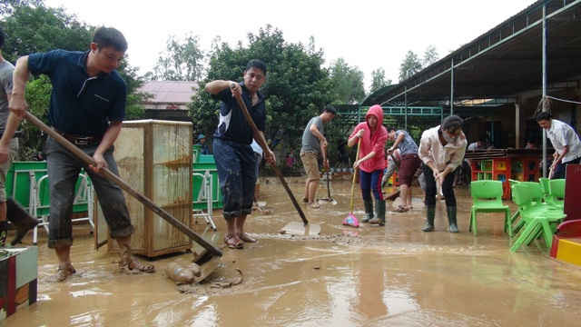 Người dân Quảng Bình khẩn trương tiến hành dọn dẹp nhà cửa, tẩy bùn trong nhà và đường sá 