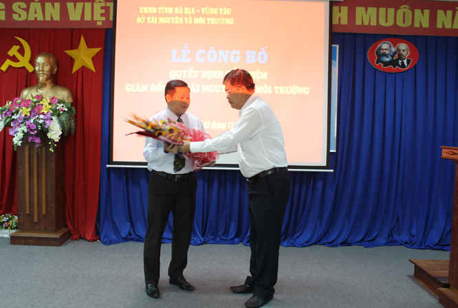 Chủ tịch UBND tỉnh BR -VT Nguyễn Văn Trình ( phải) tặng hoa chúc mừng tân Giám đốc Sở TN&MT BR-VY Lê Ngọc Linh