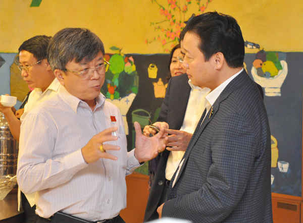 Bộ trưởng Trần Hồng Hà trao đổi với ĐBQH Luật sư Trương Trọng Nghĩa trong giờ giải lao phiên thảo luận chiều 03/11. Ảnh: Việt Hùng 