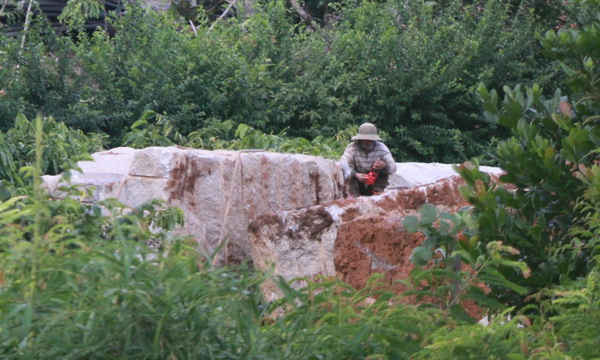 Theo lãnh đạo Công ty VLXD Krông Bông Đắk Lắk, những người hoạt động trong bãi đá chỉ là “sửa” cho các khối đá vuông vắn trước khi vận chuyển