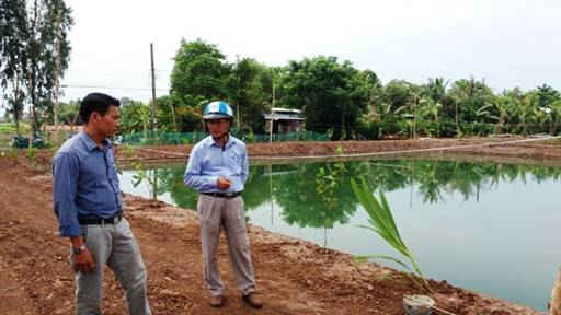 Chủ tịch UBND huyện Hồng Ngự Nguyễn Văn Khơi (bên phải) kiểm tra thực tế tại xã Thường Phước 2 (Ảnh: CTTHN).