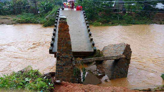 Cầu Bù Nú (xã Ân Nghĩa, huyện Hoài Ân) bị sập hoàn toàn.