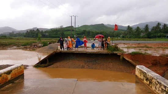  Cầu Hương Quang (xã Ân Nghĩa, huyện Hoài Ân) bị sập mố.