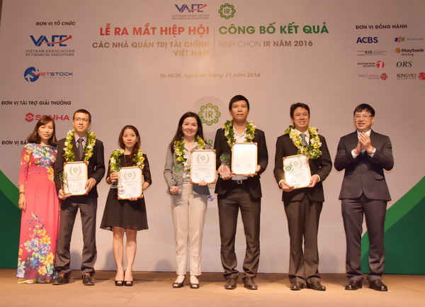 Bà Nguyễn Thi Hiền - Phó Chủ tịch HĐQT đại diện PVFCCo nhận giải thưởng Top 5 công ty niêm yết có hoạt động IR tốt nhất 2016