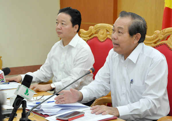 Phó Thủ tướng Thường trực Trương Hòa Bình và Bộ trưởng Bộ TN&MT Trần Hồng Hà làm việc với Lãnh đạo các tỉnh miền Trung chiều 31/10  tại Hà Tĩnh về việc bồi thường thiệt hại sự cố môi trường biển - Ảnh: Việt Hùng
