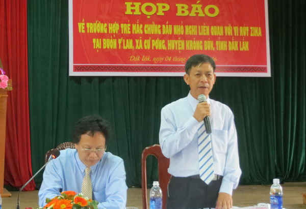 Bác sỹ Phạm Văn Lào – Giám đốc Trung tâm Y tế dự phòng Đắk Lắk trả lời tại buổi họp báo