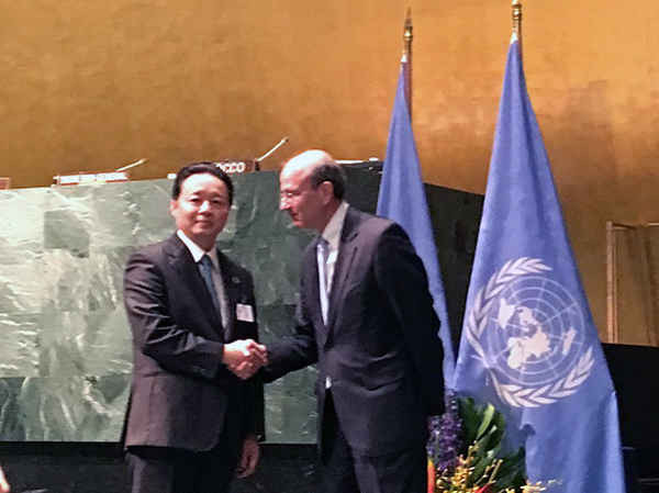 Đại diện Liên Hợp Quốc chúc mừng Bộ trưởng Trần Hồng Hà - đại diện Chính phủ Việt Nam - sau khi ký kết Thỏa thuận Paris