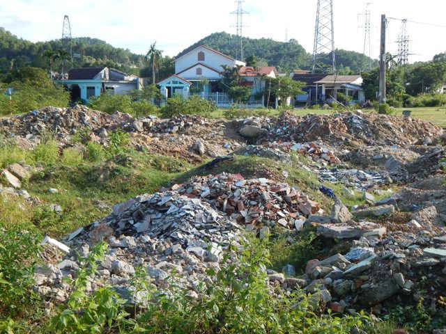 Rác thải xây dựng được đổ tràn lan khiến cuộc sống của người dân phường An Tây ảnh hưởng nặng nề