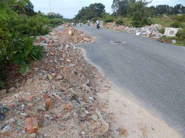 : Rác thải xây dựng chất đống hai bên các tuyến đường quanh Làng Đại học Huế
