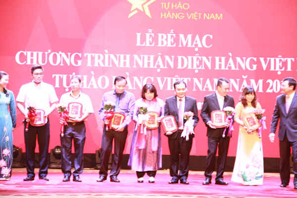 Bà Trương Thị Ngọc Ánh và ông Hoàng Quốc Vượng trao kỷ niệm chương cho các các nhân và tập thể đã có những đóng góp trực tiếp và hiệu quả cho sự thành công của của Chương trình