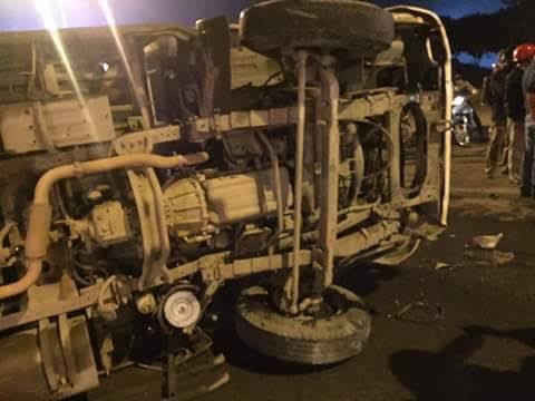 Hiện trường vụ tai nạn ở ngã tư đại lộ Trần Hưng Đạo - phố 1/ 5 thành phố Lào Cai đêm ngày 4/11 làm 2 người bị thương phải vào viện cấp cứu.