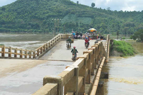Cầu Cư Păm bắc qua Tỉnh lộ 9 bị sụp lún, ảnh hưởng đến giao thông đi lại của bà con