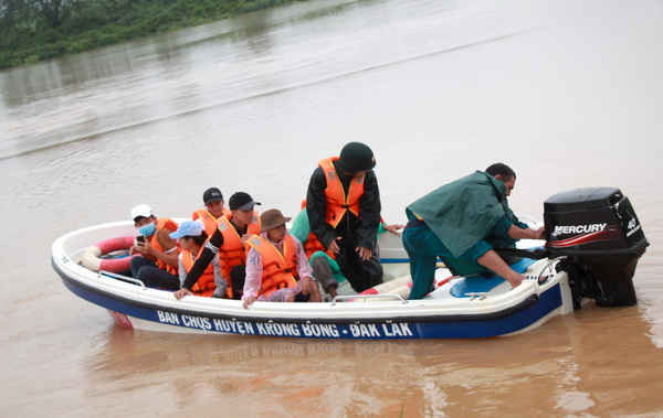 Lực lượng chức năng tham gia ứng cứu, cùng người dân khắc phục hậu quả mưa lũ