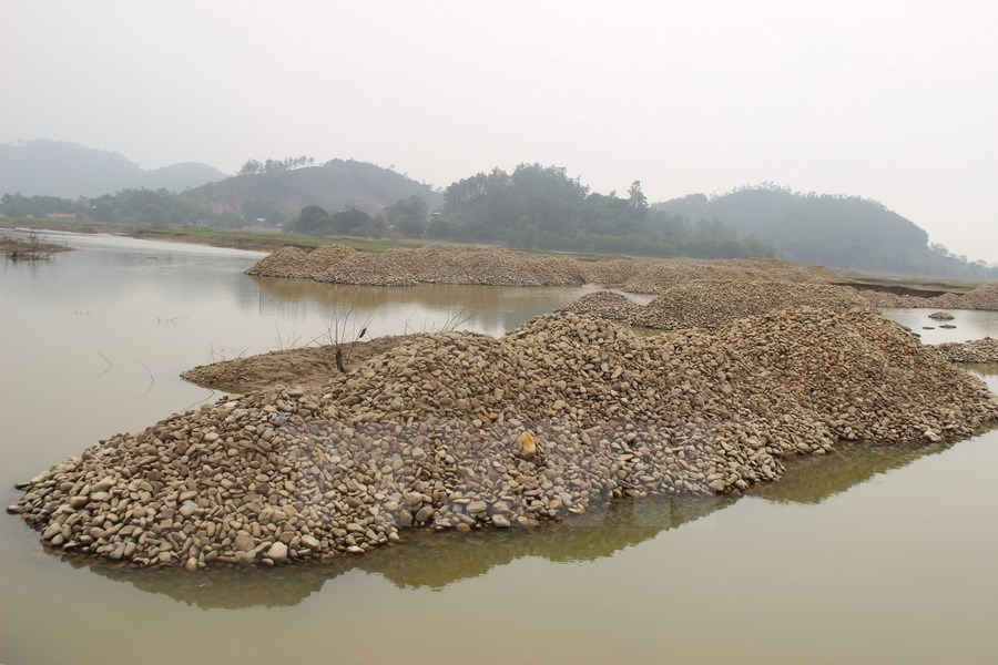 Bãi sỏi thải ở khu vực xã Vạn Thọ (huyện Đại Từ) làm cản trở dòng chảy và ảnh hưởng đến môi trường, cảnh quan du lịch Hồ Núi Cốc. (Ảnh minh họa. Nguồn: TTXVN)