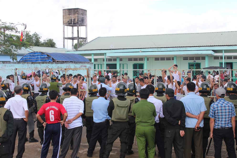 Lực lượng chức năng tổ chức ngăn chặn các học viên trốn trại trong ngày 7/11.