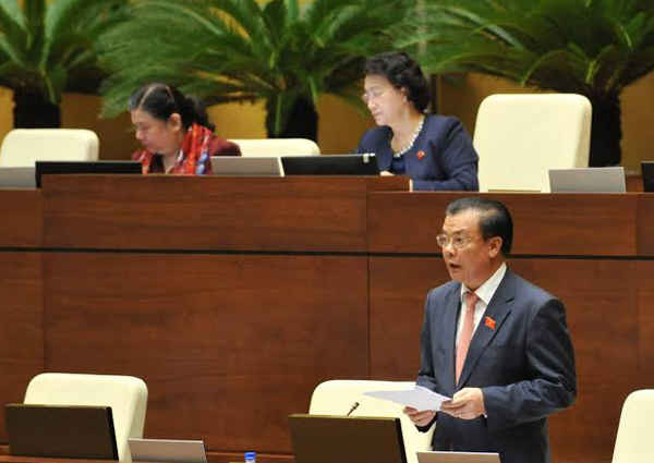 Bộ trưởng Bộ Tài chính Đinh Tiến Dũng đã phát biểu giải trình tại phiên họp chiều 8/11. Ảnh: Quốc Khánh