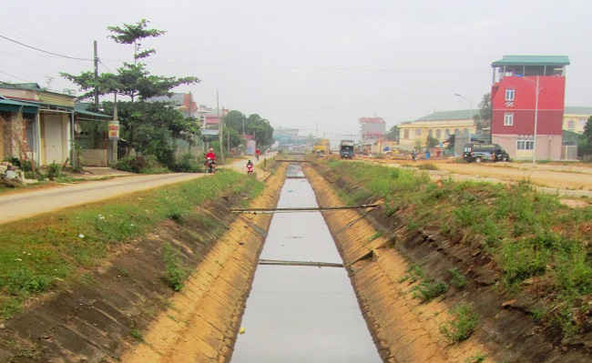 Một phần của hệ thống kênh tả, đoạn chảy qua địa phận xã Thanh Xương, huyện Điện Biên.