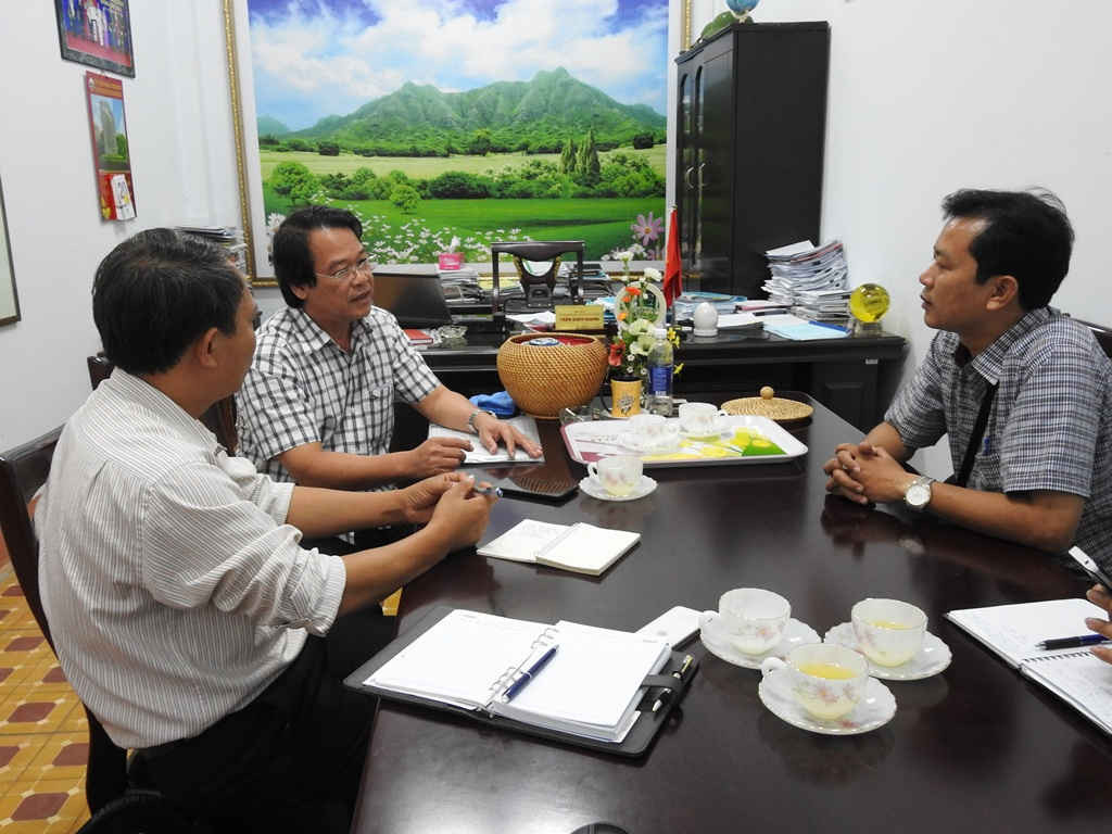 Ông Nguyễn Xuân Quang – Chủ tịch UBND Tp Pleiku, Gia Lai (giữa) tỏ thái độ không tin tưởng về sự thành công của dự án
