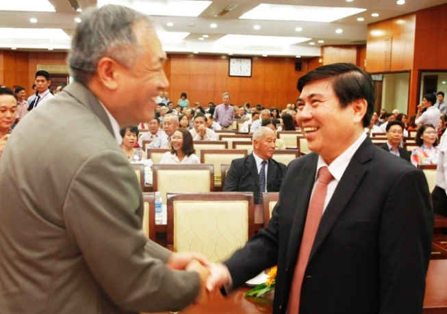 Chủ tịch UBND TP.HCM Nguyễn Thành Phong thăm hỏi bà con kiều bào - Ảnh: Chinhphu.vn 