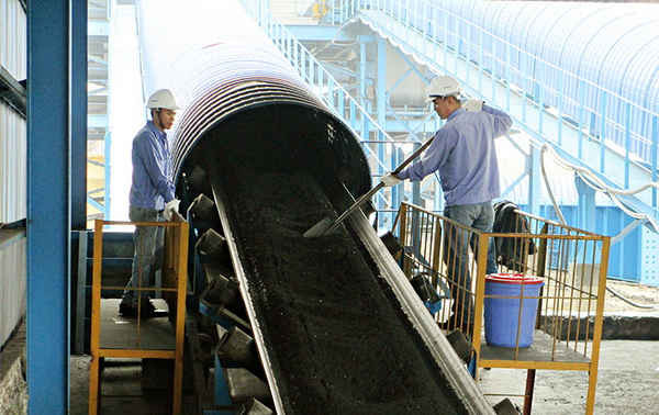 Công ty Giám định than - TKV thực hiện lấy mẫu kiểm định chất lượng than qua hệ thống băng tải ống tại Nhà máy Nhiệt điện than Mông Dương. 