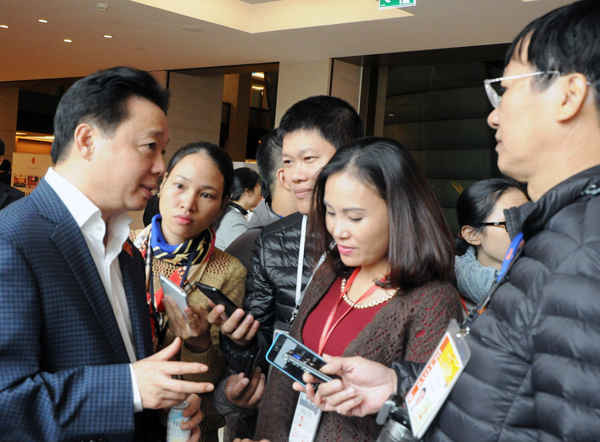 Bộ trưởng Bộ TN&MT Trần Hồng Hà đã có trao đổi ngắn với các phóng viên báo chí bên hành lang Quốc hội sáng 10/11. Ảnh: Việt Hùng