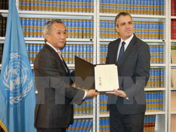 Đại sứ Nhật Bản tại Liên hợp quốc Hiroshi Minami (trái) đệ trình văn kiện phê chuẩn Hiệp định Paris về chống biến đổi khí hậu. (Nguồn: Kyodo/TTXVN)