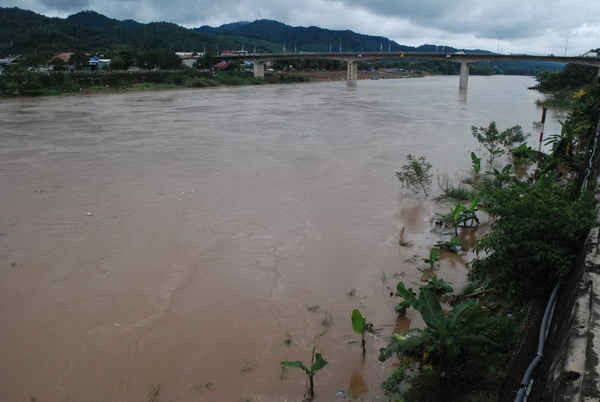 Ảnh chụp trưa ngày 10/11 ghi lại hình ảnh lũ lớn sông Hồng bất ngờ xuất hiện trong đầu mùa đông 2016 ở thành phố Lào Cai.