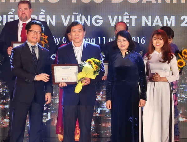 Đại diện FrieslandCampina Việt Nam nhận Chứng nhận “Doanh nghiệp bền vững 2016”