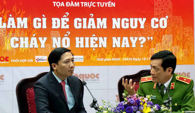 Thiếu tướng Đoàn Việt Mạnh giải đáp các thắc mắc về công tác chữa cháy.
