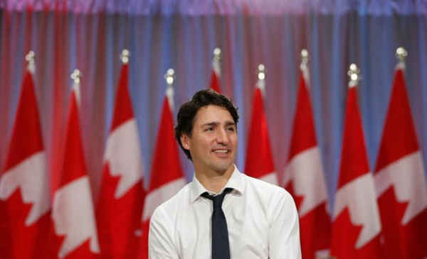 Thủ tướng Canada, ông Justin Trudeau tại tòa thị chính cùng với học sinh trung học ở Ottawa, Ontario, Canada vào ngày 3/11/2016. Ảnh: REUTERS / Chris Wattie
