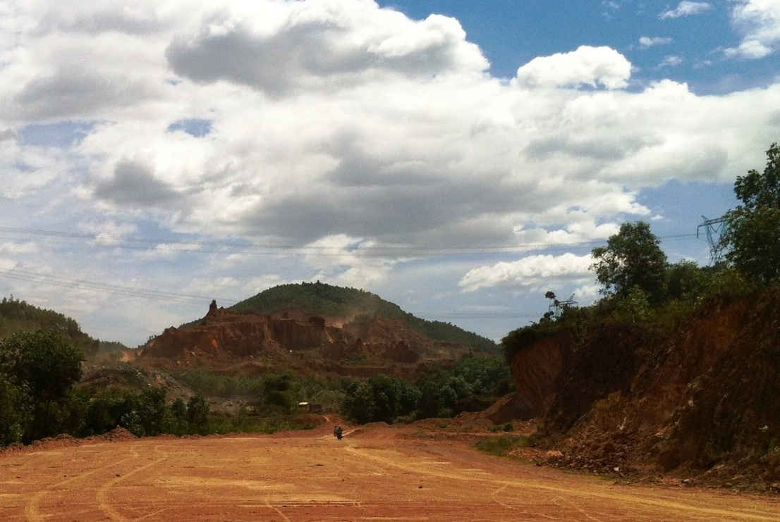Hàng chục mỏ khai thác khoáng sản tập trung tại thôn Phước Thuận (xã Hòa Nhơn, huyện Hòa Vang, TP. Đà Nẵng) gây ô nhiễm môi trường nghiêm trọng
