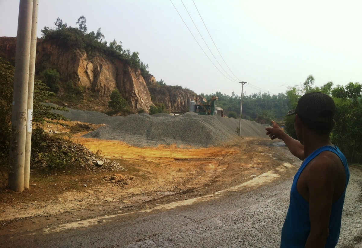 Người dân thôn Phước Thuận mong chính quyền địa phương, các ban, ngành sớm làm đường công vụ để đóng đường dân sinh, tránh ô nhiễm