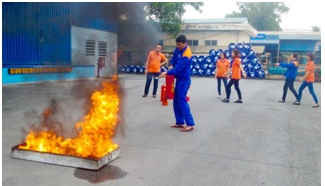 Các học viên thực hành sử dụng phương tiện chữa cháy dập tắt đám cháy giả định
