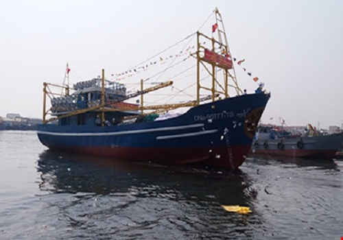 Tàu vỏ thép đầu tiên tại Đà Nẵng được ngư dân Trần Văn Mười đóng theo Nghị định 67 của Chính Phủ. Ảnh: Tấn Tài
