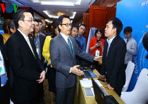 Phó Thủ tướng Vũ Đức Đam và ông Chu Ngọc Anh, Bộ trưởng Bộ Khoa học và Công nghệ đi thăm các gian hàng của doanh nghiệp khởi nghiệp.